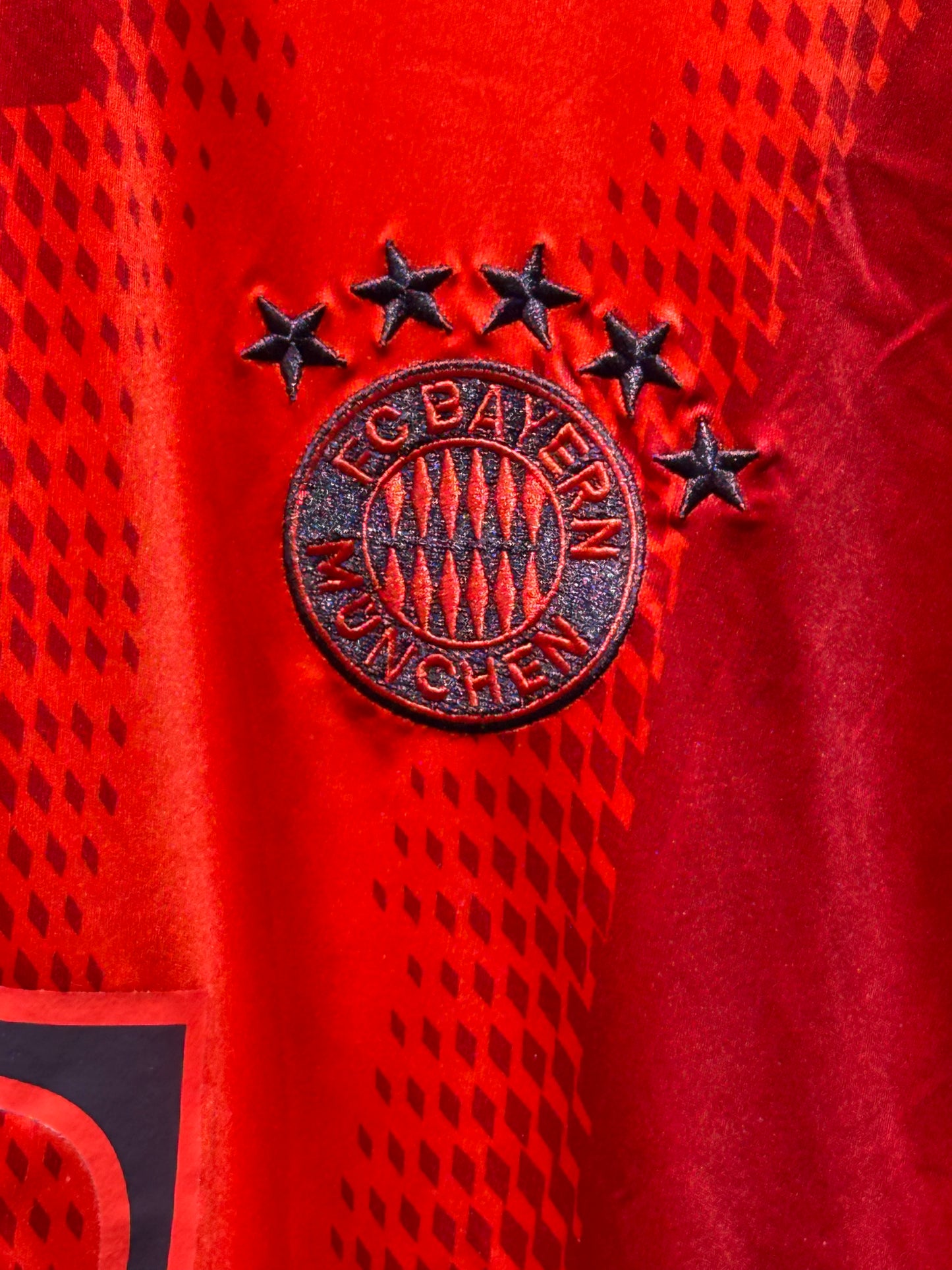Bayern Münich, Sezona 2024/2025, Domaći Dres - MUSIALA 42