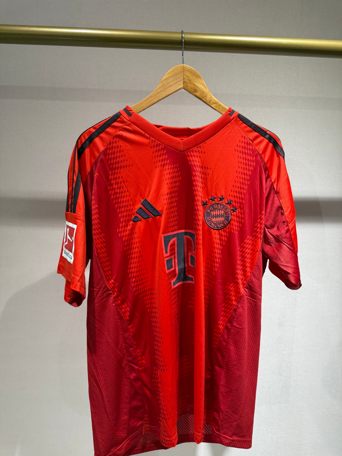 Bayern Münich, Sezona 2024/2025, Domaći Dres