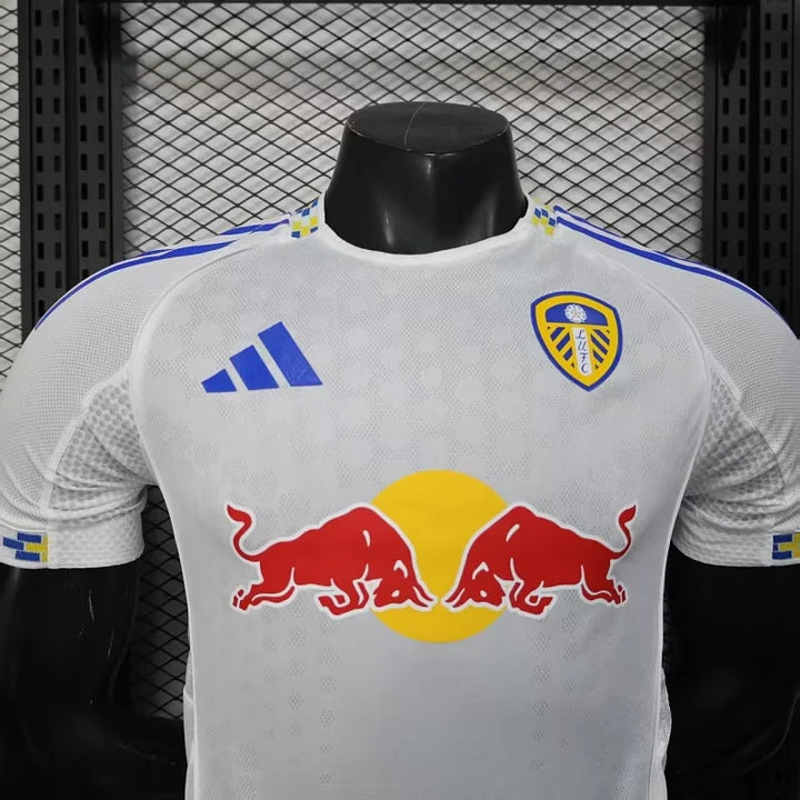 Leeds United, Sezona 2025/2026, Domaći Dres