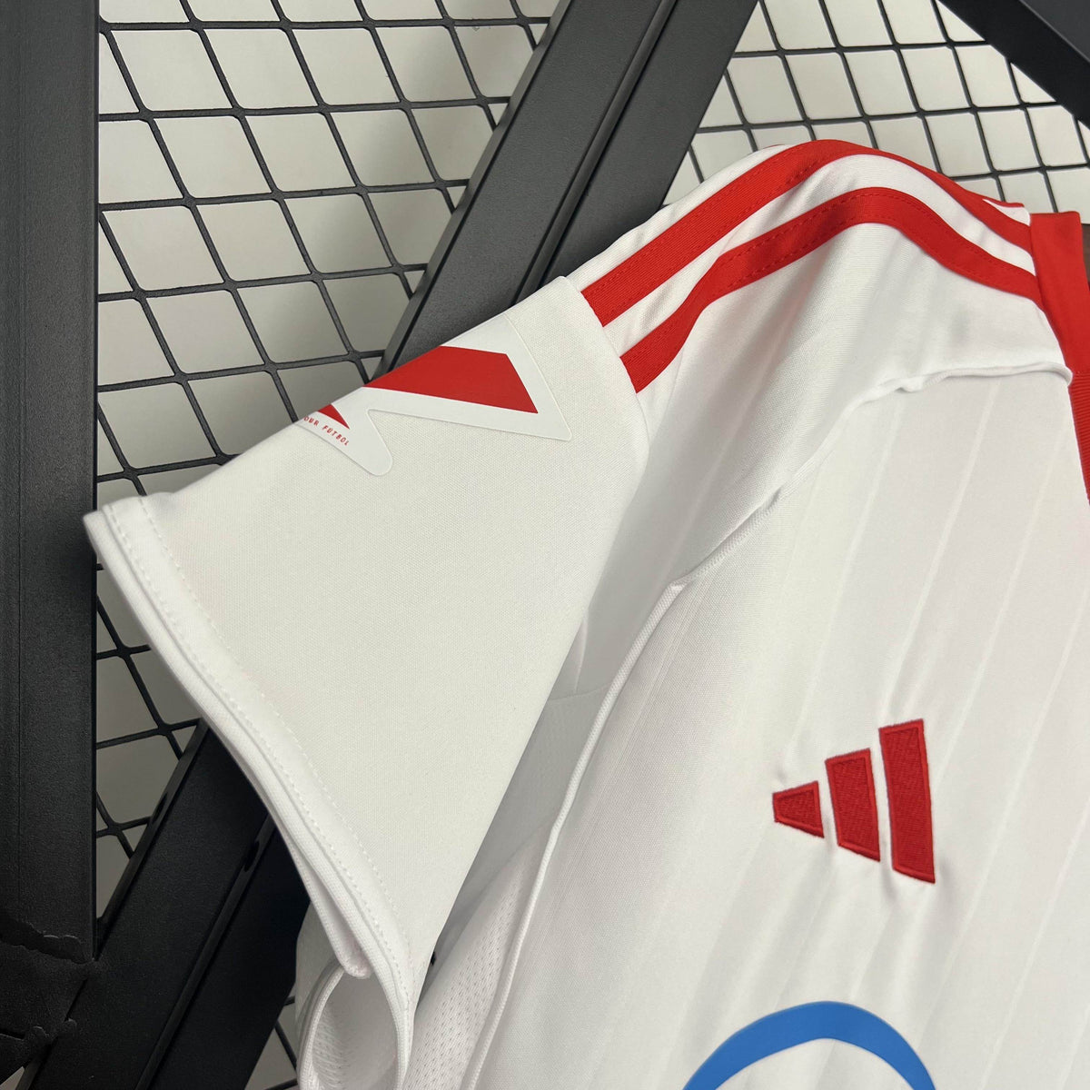 Sevilla, Sezona 2025/2026, Domaći Dres