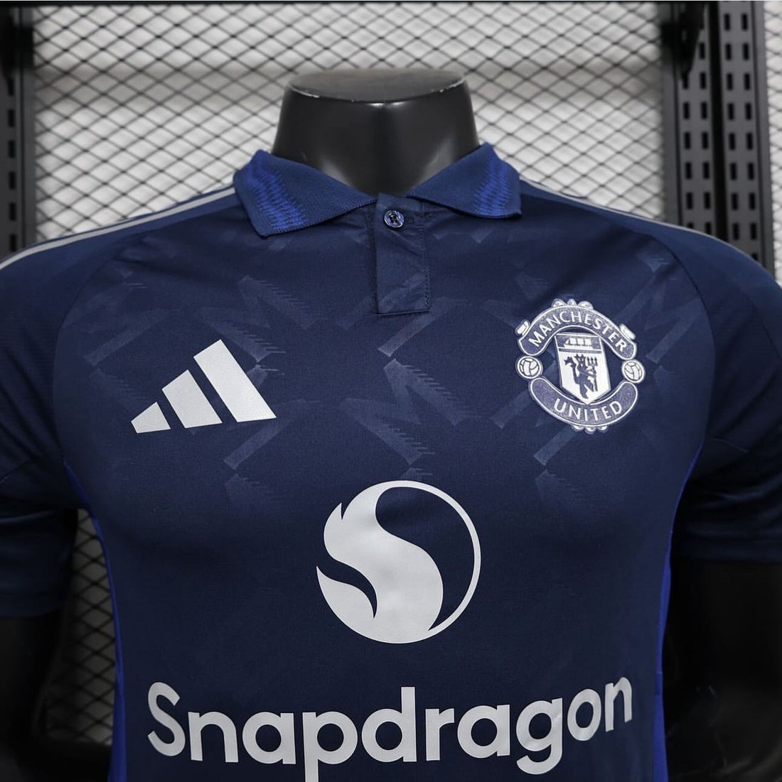 Manchester United, Sezona 2024/2025, Gostujući Dres