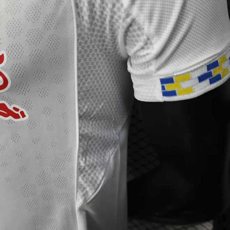 Leeds United, Sezona 2025/2026, Domaći Dres