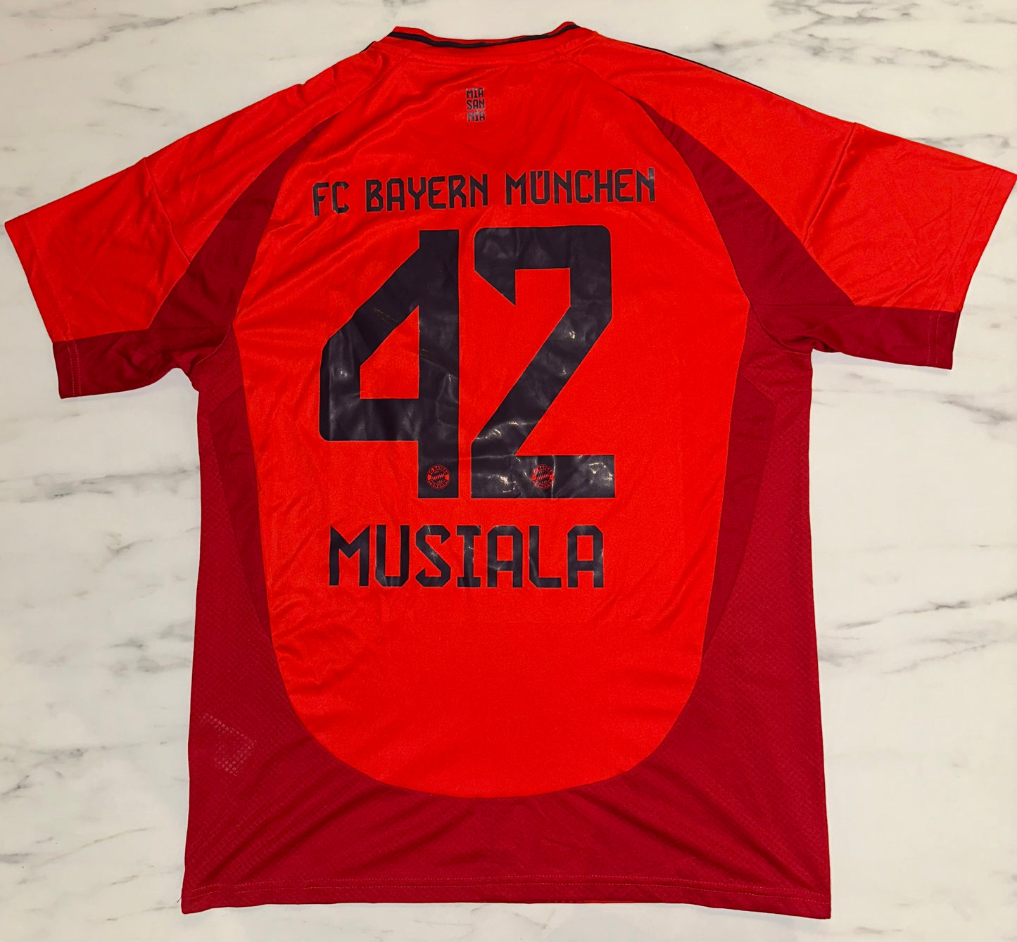 Bayern Münich, Sezona 2024/2025, Domaći Dres - MUSIALA 42