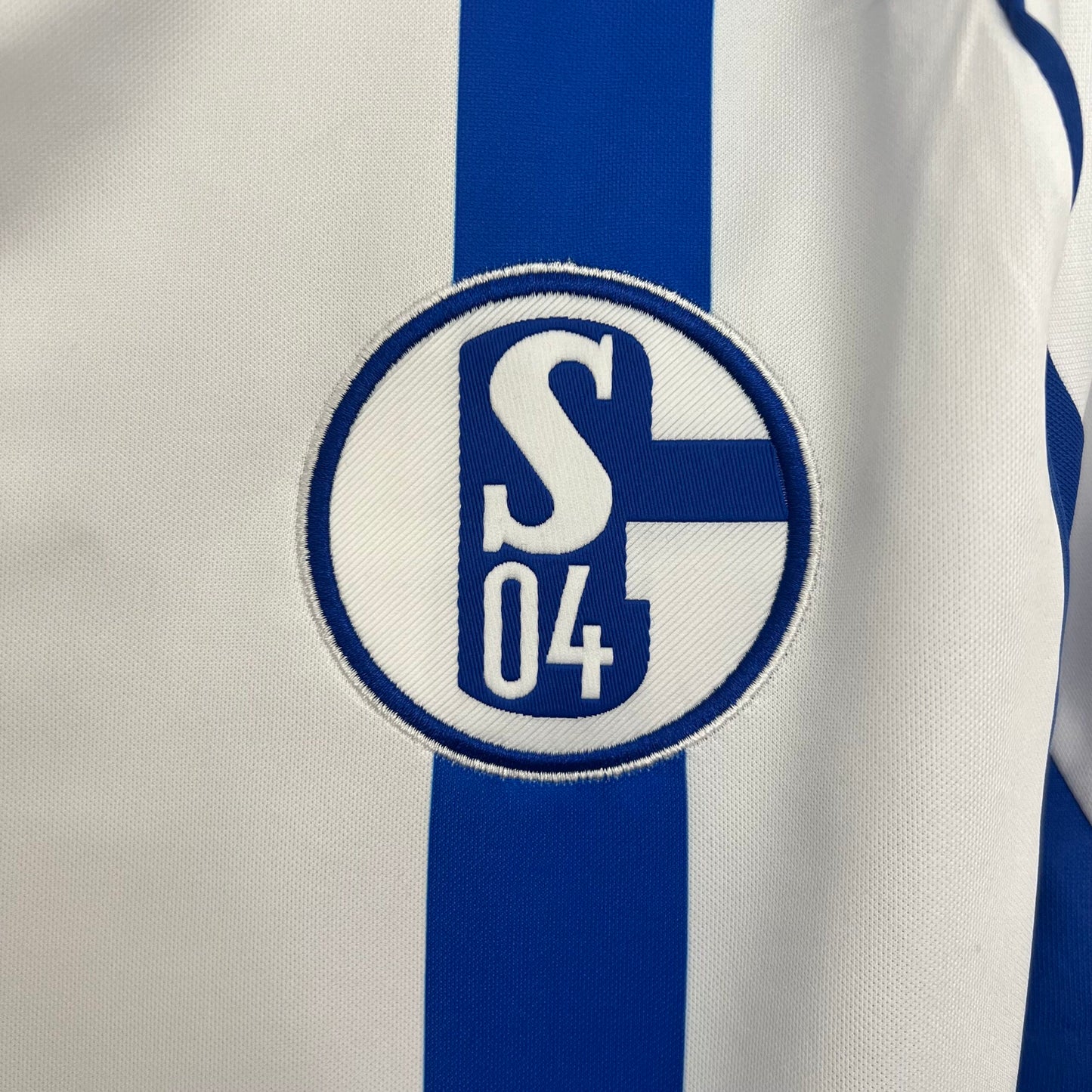 Schalke, Sezona 2025/2026, Gostujući Dres