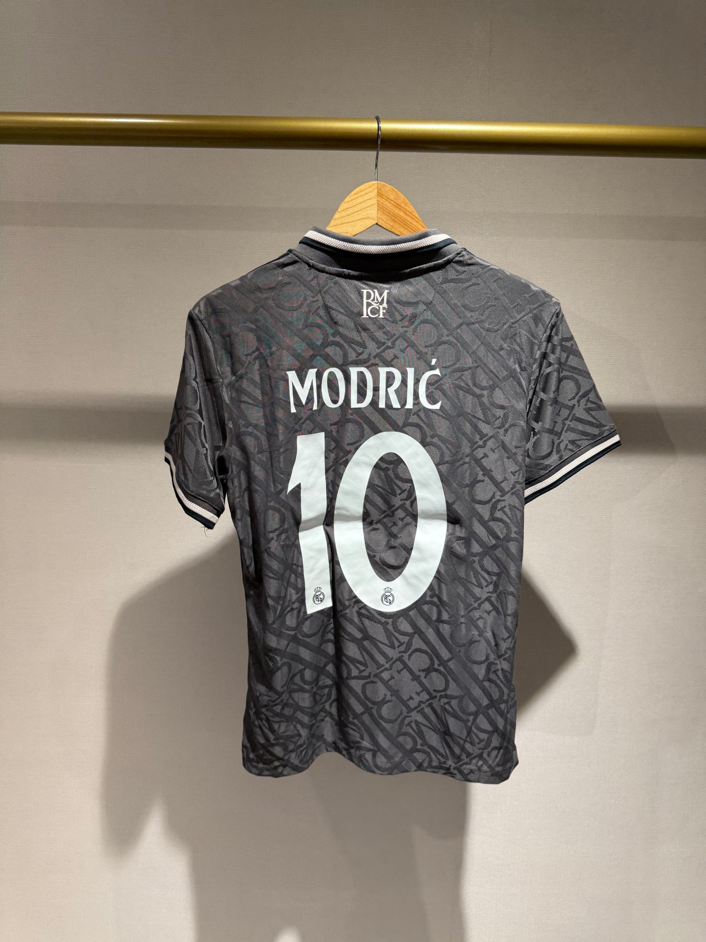 Real Madrid, Sezona 2024/2025, Treći Dres - Modrić 10