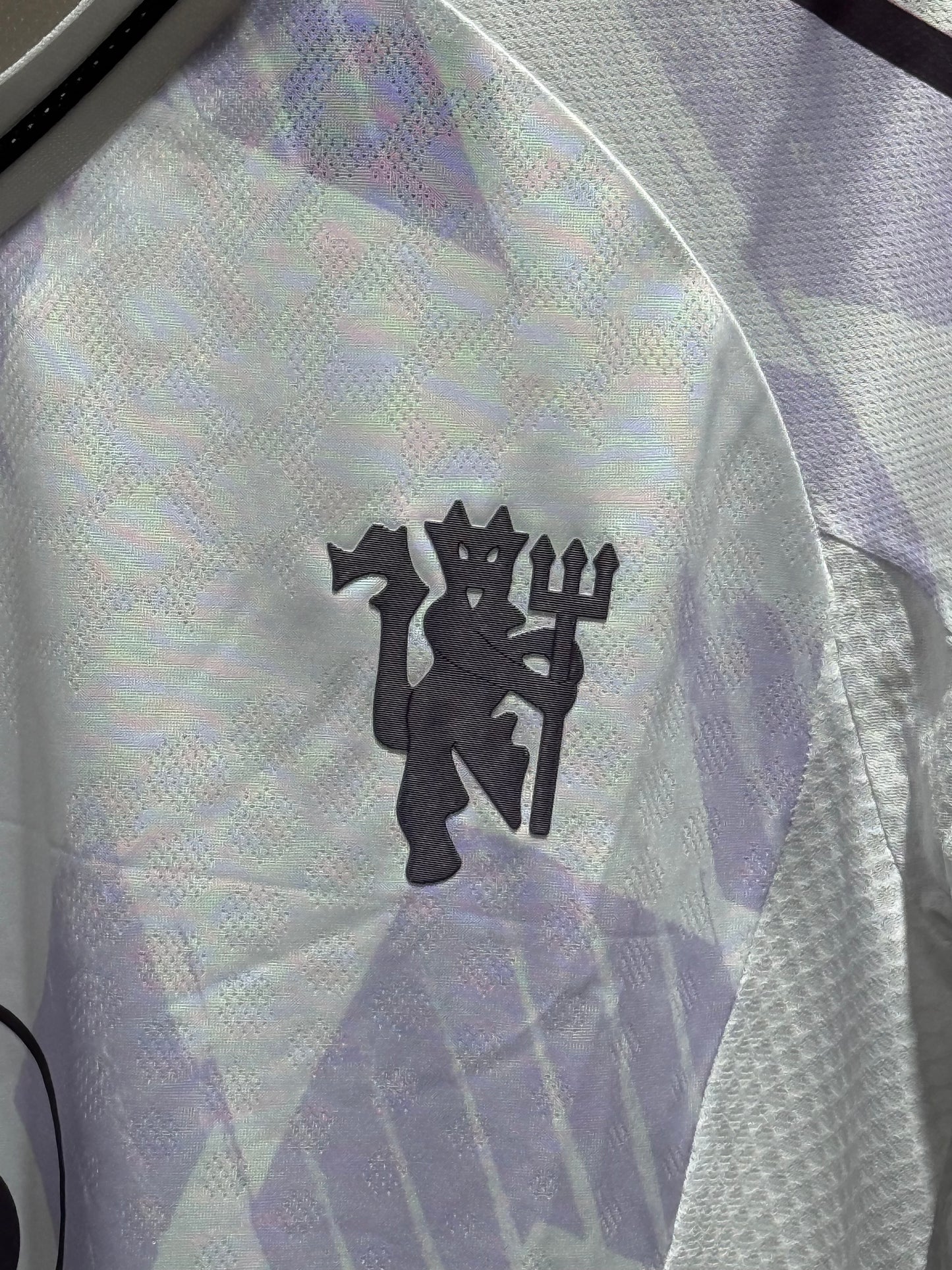 Manchester United, Sezona 2025/2026, Treći Dres