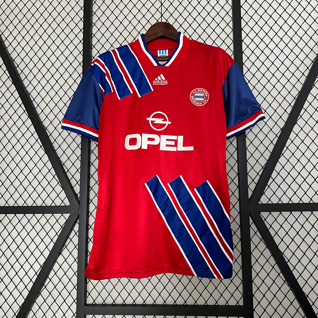 Bayern Münich, Sezona 1993/1995, Domaći Retro Dres.